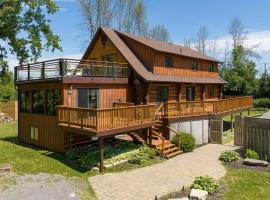 Unique Log House by the Lake, Retreat with Spa Amenities near Presque'ile Provincial Park, holiday rental sa Brighton
