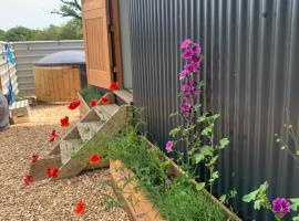 Shepherds Hut with Scandinavian Hot Tub and hydromassager, hotell med bubbelbad i Sway