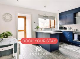 FAMILY TOWN HOUSE (with garden & private parking), hotell i Belfast