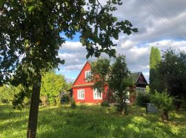 Tranquil country cottage with outdoor fireplace, cabaña o casa de campo en Stelmužė