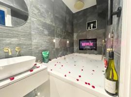 Coastline Retreats - Cloud9 Holiday Accommodation- 2 Bedroom self contained garden flat - Luxury bath, Netflix, Superfast Wifi, Parking included – luksusowy hotel w Bournemouth