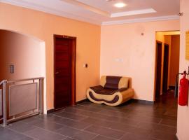 El-King Home Lodge, hotel con estacionamiento en Afwerasi
