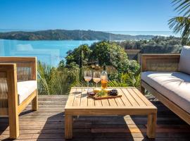 Palms on Kennedy Point - Stay Waiheke, hotel con bañera de hidromasaje en Te Whau Bay