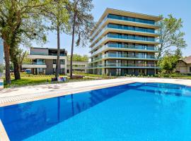 Premium Lelle Waterfront Resort Clyde, hotel near Balatonlelle Gokart, Balatonlelle