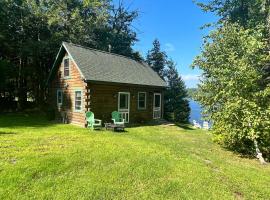 Lenas' Lakeside Cabin, hotel que admite mascotas en Waterville