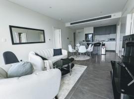 Luxury 3-bed 2-bath, balcony, with pool included, NO PARTIES!, hotel near Qudos Bank Arena, Sydney