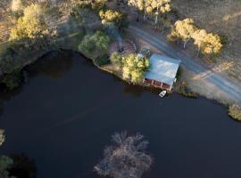 Farm Cottage close to Dubbo, hotell i Dubbo