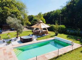 VILLA 8 personnes, 15 mn de Biarritz, jacuzzi, sauna, piscine, petanque, salle de sport, מלון בMouguerre