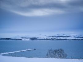 Great apartment with a lovely view of the sea and mountains, hotel com estacionamento em Kvaløya