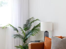 Beachside Retreat 2-Bedroom Gem with FREE Private Parking & Outdoor Space, hotell i Brighton & Hove