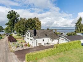 Luxury holiday home in Tallbacken with lake views over Bolmen, hôtel de luxe à Ljungby