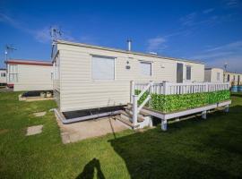 6 Berth Caravan With Decking At Martello Beach Holiday Park In Essex Ref 29016y, מלון בקלקטון און סי