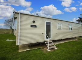 6 Berth Caravan For Hire With Wifi At Seawick Holiday Park In Essex Ref 27025hv, hotel in Clacton-on-Sea