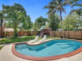 Tropical Oasis+heated Pool-4BR/KINGS/1mi to BEACH!, hotel v destinaci Deerfield Beach