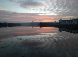 Riverside home. 3 bedroom. Free parking. 10 mins to Newcastle City Centre
