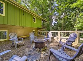 Charming Maggie Valley Getaway with Fire Pit!, semesterhus i Maggie Valley