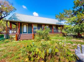 Cabin-Style Book House & Writing Barn: Austin'de bir dağ evi