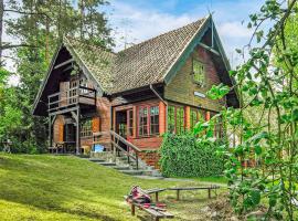 3 Bedroom Stunning Home In Grunwald, hytte i Mielno