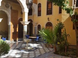 Riad Layalina Fes 7 Chambres & 18 Personnes Piscine, Parking, Vue & Wifi au Pied Medina, villa in Fès