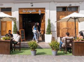 Hostal Restaurant La Cigale, svečių namai mieste Kuenka