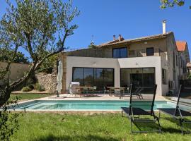 Le Gai Ruisseau - Villa avec piscine, hotell med basseng i Cavillargues