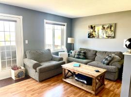 Top Floor Riverfront Condo with Stellar Sunsets!, hotel s parkováním v destinaci Fort McMurray