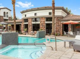 CozySuites Glendale by the stadium with pool 06, hotel din Glendale