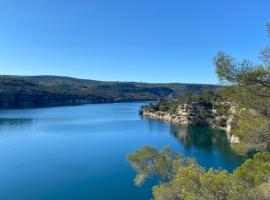 Villa au bord du Lac d'Esparron-de-Verdon, hotel en Esparron-de-Verdon