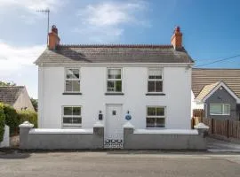 Ocean Cottage - Walk to Beach Countryside Views