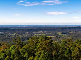 Beautiful Home with Breath-taking Views Mt Tamborine, hotel di Eagle Heights