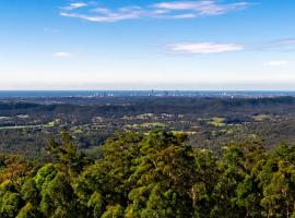 Beautiful Home with Breath-taking Views Mt Tamborine, apartment in Eagle Heights