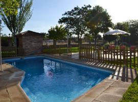 5 bedrooms villa with private pool jacuzzi and enclosed garden at Fernan Caballero, hotel in Fernancaballero