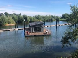 The Floating Home at Upton, hotel cerca de Croome Park, Upton upon Severn