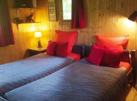 CABANE CERISE DANS L'ARBRE Etapeboisee, glamping site in Fumay