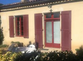 Maison de campagne, hotel with parking in Rions