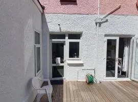 SINGER HOUSE BEACH , SLEEPS 6, self GARDEN Always Happy to Help you ,24 Hour Reception , PERFECT for the ELDERLY GROUND FLOOR LARGE GARDEN 2 BEDROOM APARTMENT, PRIVATE GATE & PRIVATE CAR SPACE & KITCHEN , LARGE WALK IN SHOWER , Opposite PAIGNTON PIER