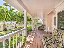 Pasadena Home with Grapevine Covered Porch!, villa i Pasadena