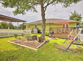 The Gathering Place Brenham Home on 6 Acres, hotel with parking in Brenham