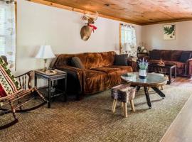 The Nook Lodge - cabin with hot tub at Shawnee and Camelback Mtn, hotel near Stroudsburg-Pocono Airport - ESP, 