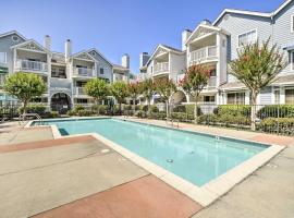 Bright Sunnyvale Condo with Community Pool!, hotel in Sunnyvale