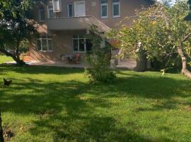 Rooftop apartment with a big garden, hotel in Kocaeli