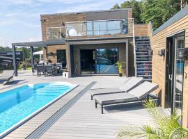 Stunning Home In Brevik With Outdoor Swimming Pool, Sauna And Private Swimming Pool: Bjønnes şehrinde bir otoparklı otel