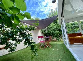 Petite maison paisible entre Hyères et Toulon, hotel com estacionamento em Solliès-Pont