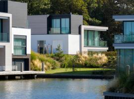 Lake House with dock at Lake Veere, Zeeland, villa em Arnemuiden