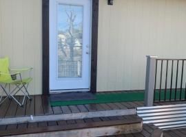 Cozy Guesthouse with view from large deck, holiday rental in Prescott