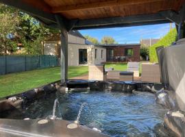 Cabane de pêcheurs avec spa au pied de l'étang, hotel en Hédé