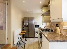 4br Elegant Stay Golden Triangle Parking