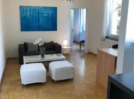 studio e - Quiet central business one bedroom apartment for 3 guests