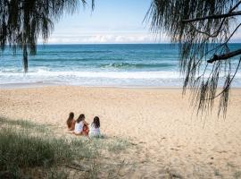 Coastal Getaway Across From Dicky Beach: Caloundra, Dicky Beach Family Holiday Park yakınında bir otel