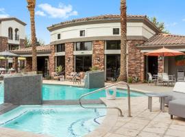 CozySuites Glendale by the stadium with pool 03, khách sạn ở Glendale